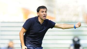 Garitano da órdenes a sus jugadores.