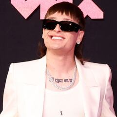 Así respondió Peso Pluma a una reportera que intentó coquetear con él en lo VMAs