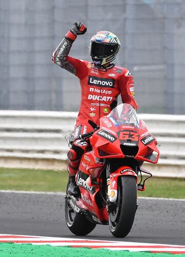 Celebración de Francesco Bagnaia tras conseguir su segunda victoria consecutiva. Piloto, moto y equipo italiano se imponen en San Marino.