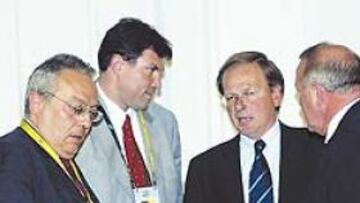 <b>COORDINADOS</b>. El Tour y la UCI parecen pedalear por fin en la misma dirección en el asunto de la lucha antidopaje. En la foto vemos (de izquierda a derecha) a Roland Jouvent y Mario Zorzoli, por parte de la UCI, y a Patric Clerc y Jean-Marie Leblanc, por parte de los organizadores.