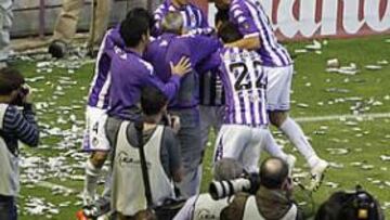 <b>A DOS PARTIDOS. </b>El Valladolid sufrió mucho para derrotar al Córdoba, pero sacó el partido adelante con tres goles. El último de Jofre.