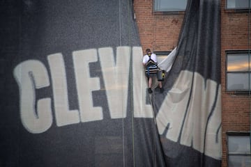 Operarios trabajando en la retirada del cartel del alero, LeBron James, en Cleveland (Ohio) tras el anuncio de su fichaje por los Ángeles Lakers.