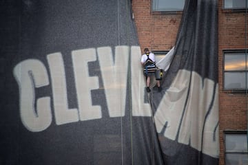 Operarios trabajando en la retirada del cartel del alero, LeBron James, en Cleveland (Ohio) tras el anuncio de su fichaje por los Ángeles Lakers. 