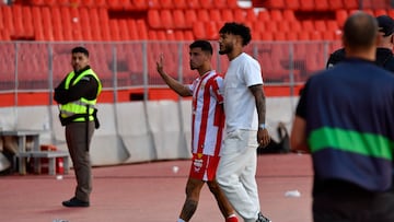 Luis Su¨¢rez dando la vuelta con Robertone tras consumarse el descenso,.