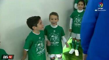Piqué shows caring side and is a big hit with Betis kids