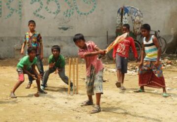 Los niños juegan al criquet en los suburbios de Dhaka durante la ICC World Twenty20 Bangladesh 2014