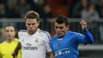 El centrocampista del Real Madrid Asier Illarramendi (i) disputa el balón con Vicente Mendoza, defensa del Olimpic Xátiva