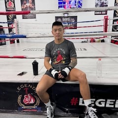 Así es Arnold Khegai, el rival de ‘El Divino’ Espinoza por el título mundial OMB del peso pluma de boxeo