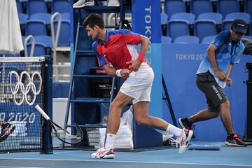 Novak Djokovic estampa su raqueta contra el suelo en su partido por la medalla de bronce contra Pablo Carreño.