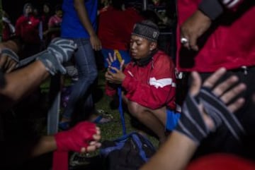 Nació en los 60 como una solución para resolver las disputas entre bandas callejeras. Cada pelea dura cuatro minutos donde luchan utilizando técnicas mezcladas del Pencak Silat, del boxeo, de la lucha libre y del Karate, las técnicas místicas están estrictamente prohibidas.