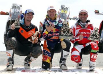 El piloto español de KTM, Marc Coma (c), primer puesto; el portugués de Honda, Paulo Goncalves (d), segundo, y el australiano de KTM, Toby Price (i), tercero, festejan su victoria en la categoría de motos tras la última etapa en el Rally Dakar 2015 hoy, sábado 17 de enero de 2015, entre las localidades de Rosario y Buenos Aires, Argentina. El Dakar 2015 finalizó hoy tras disputarse desde el 3 y el 17 de enero entre Argentina, Chile y Bolivia.