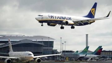 Una falsa amenaza de bomba aterroriza a un vuelo de Ryanair Tenerife-Santiago.