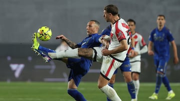 MADRID, 04/03/2026.- El defensa francés del Rayo Vallecano Florian Lejeune (d) disputa el balón ante el centrocampista del Oviedo, Santi Cazorla, durante partido de la jornada 23 de LaLiga EA Sports entre el Rayo Vallecano y el Real Oviedo, este miércoles en el estadio de Vallecas. EFE/Kiko Huesca