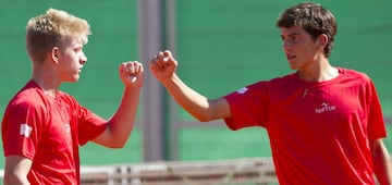 Alejandro Davidovich con su compañero Nikolas Sánchez Izquierdo durante la primera jornada de la Copa Davis sub16  en 2015