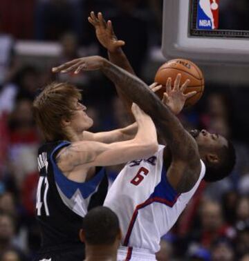El jugador de los Clippers de Los Ángeles DeAndre Jordan disputa la bola ante Andrei Kirilenko de los Minnesota.