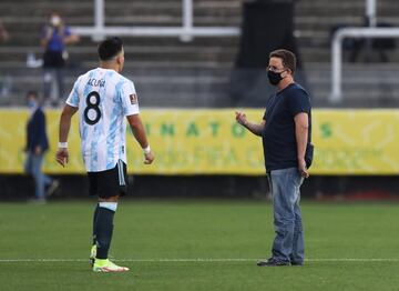 Agentes brasileños interrumpen el partido. 