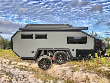 Con un set de 4 ruedas offroad y unas amortiguaciones preparadas para cualquier terreno, a este remolque no le para nada. Eso s¨ª, necesitar¨¢s un buen 4x4 que est¨¦ a la altura de sus capacidades. Ya puedes ir aparcando el Renault Clio, lo m¨ªnimo que necesi
