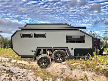 Con un set de 4 ruedas offroad y unas amortiguaciones preparadas para cualquier terreno, a este remolque no le para nada. Eso sí, necesitarás un buen 4x4 que esté a la altura de sus capacidades. Ya puedes ir aparcando el Renault Clio, lo mínimo que necesi