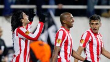 <b>MISIÓN CUMPLIDA. </b>Falcao agradece al cielo su gol mientras se dirige hacia el centro del campo en compañía de Paulo Assunçao, Salvio y Juanfran.