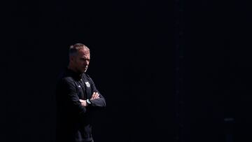 Sant Joan Despí, 18/04/2025.- El entrenador del FC Barcelona, Hansi Flick, durante el entrenamiento realizado esta mañana en la Ciudad Deportiva Joan Gamper. EFE/Alberto Estévez