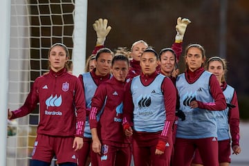 Bruna Vilamala (22 años), Amaiur Sarriegi (23), Ona Batlle (25), Esther Sullastres (31), Fiamma Benítez (20), Leila Ouahabi (31), Maite Zubieta (20) y Mariona Caldentey (28) esperan, con caras de concentración, un saque de esquina durante el entrenamiento de la Selección española femenina de fútbol. Teresa Abelleira (24) asoma por la izquierda para ver la acción.