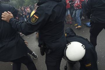 Los seguidores del Sporting de Gijón protagonizaron graves incidentes, con la policía, a la llegada del autobús del Sporting, en las inmediaciones del Molinón.