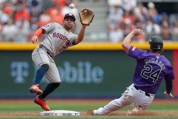 MEX6130. CIUDAD DE MÉXICO (MÉXICO), 28/04/2024.- Ryan McMahon (i) de Colorado Rockies se barre ante José Altuve de Houston Astros este domingo , en un juego de temporada regular del MLB World Tour México City Series 2024 entre Houston Astros y Colorado Rockies, en el estadio Alfredo Harp Helú, en Ciudad de México (México). EFE/ Isaac Esquivel
