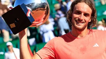 Stefanos Tsitsipas celebra con el trofreo su triunfo en Montecarlo.