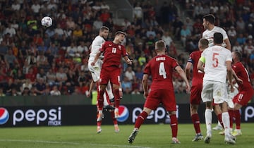 2-2. El VAR, tras revisar la jugada, da por bueno el segundo gol que marca Íñigo Martínez.