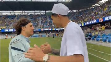 ‘Memo’ Ochoa regaló jersey autografiado a Juan Toscano