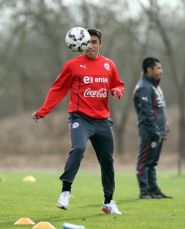 Angelo Henríquez y Fernando Meneses hablaron con la prensa. La selección chilena trabajó en doble jornada este lunes.