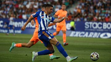 Dani Ojeda de la SD Ponferradina durante el partido de la Liga Smartbank 22-23  Segunda División Jornada 2 entre la  SD Ponferradina y la SD Ibiza disputado en el Estadio de El Toralin en Ponferrada.Foto Luis de la Mata