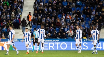 Los jugadores del Leganés se lamentan tras el 0-1 del Tenerife.