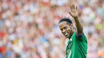 GRA336. MADRID, 28/05/2017.- El exjugador brasile&ntilde;o Ronaldinho durante el partido de despedida del estadio Vicente Calder&oacute;n &quot;Final de Leyenda&quot;, un encuentro amistoso disputado esta tarde en Madrid en el que han jugado diferentes ge