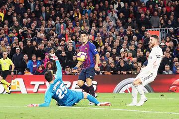 Fue el gran protagonista del triunfo por 5-1 del Barcelona sobre el Real Madrid con sus tres goles, lo que le permite entrar en el selecto club de jugadores que han logrado marcar tres goles en un Clásico de Liga.