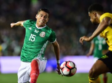 Héctor Moreno corta una llegada de Jamaica.