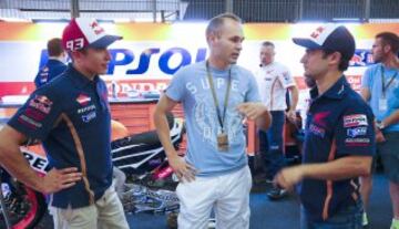 Andrés Iniesta visita los boxes de Yamaha y Honda