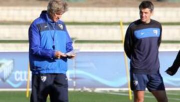 <b>METICULOSO. </b>Pellegrini consulta sus notas durante un entrenamiento del equipo blanquiazul.