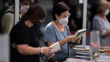 23/07/2020 Varios personas observan libros en varios puestos de libros colocados en la calle, en Barcelona, Catalunya (Espa&ntilde;a), a 23 de julio de 2020. Catalu&ntilde;a celebra este jueves un D&iacute;a del Libro y de la Rosa aplazado tras no poder c