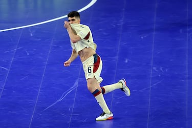Antonio Pérez Ortega, de España, celebra el cuarto gol de su equipo durante la final de la Eurocopa de Fútbol Sala de la UEFA 2026 entre Portugal y España.