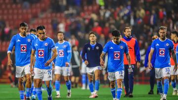 MEX6177. TIJUANA (MÉXICO), 27/11/2024.- Jugadores de Cruz Azul reaccionan al perder este miércoles, en un partido de ida de los cuartos de final del torneo Apertura 2024 de la Liga MX, entre Tijuana y Cruz Azul, en el Estadio Caliente en Tijuana (México). EFE/ Alejandro Zepeda