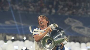 MADRID, SPAIN - MAY 29: Luka Modric of Real Madrid holds the trophy during celebrations at estadio Santiago Bernabeu after winning the UEFA Champions League Final on May 29, 2022 in Madrid, Spain. (Photo by Denis Doyle/Getty Images)