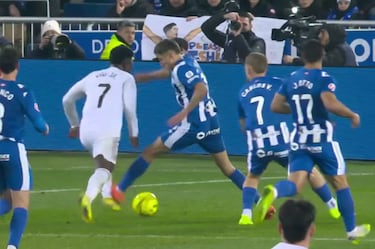 El jugador brasileño del Real Madrid cayó dentro del área tras notar un contacto del defensor del Alavés, Tenaglia. El VAR dictaminó que no hay nada punible en esa acción de Vinicius.