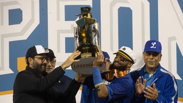 AME2891. SAN PEDRO DE MACORÍS (REPÚBLICA DOMINICANA), 27/01/2024.- Emilio Bonifacio, capitán de los Tigres del Licey, levanta el trofeo luego de que el equipo ganara la serie final de la Liga de Béisbol Profesional de la República Dominicana hoy, en San Pedro de Macorís (R.Dominicana). Los Tigres del Licey derrotaron este sábado 2-3 a las Estrellas Orientales en el séptimo partido de la serie final de la Liga de Béisbol dominicana. Los Tigres (4-2) vencieron a las Estrellas (2-4) por segundo año consecutivo y lograron retener la corona que conquistaron la pasada temporada y sumaron su título número 24 en el béisbol dominicano. EFE/ Orlando Barría