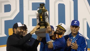 AME2891. SAN PEDRO DE MACORÍS (REPÚBLICA DOMINICANA), 27/01/2024.- Emilio Bonifacio, capitán de los Tigres del Licey, levanta el trofeo luego de que el equipo ganara la serie final de la Liga de Béisbol Profesional de la República Dominicana hoy, en San Pedro de Macorís (R.Dominicana). Los Tigres del Licey derrotaron este sábado 2-3 a las Estrellas Orientales en el séptimo partido de la serie final de la Liga de Béisbol dominicana. Los Tigres (4-2) vencieron a las Estrellas (2-4) por segundo año consecutivo y lograron retener la corona que conquistaron la pasada temporada y sumaron su título número 24 en el béisbol dominicano. EFE/ Orlando Barría
