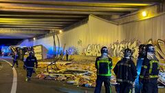 Escena inédita en Madrid: la carretera R-4 se ‘inunda’ de jamones tras un accidente