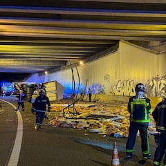 Escena inédita en Madrid: la carretera R-4 se ‘inunda’ de jamones tras un accidente