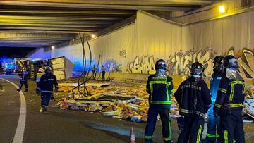 Escena in¨¦dita en Madrid: la carretera R-4 se ¡®inunda¡¯ de jamones tras un accidente