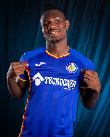 El Geta se pone la medalla de plata contando con el segundo conjunto más barato. Joma detalla la camiseta azuluna con los colores de la bandera de España en el cuello, bajo de las mangas y un lateral.