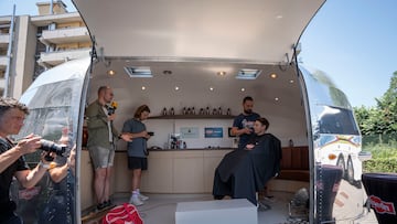 Barbería del equipo Alpecin, con Jasper Philipsen.